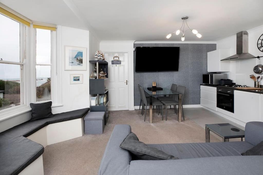 Beach Front Flat Shaldon With Parking Екстериор снимка